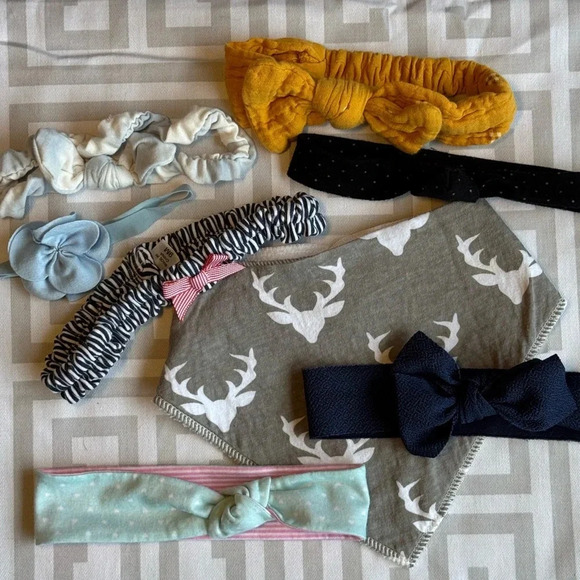 Baby Girls Assorted Bows + Bonus Bib - Picture 1 of 4